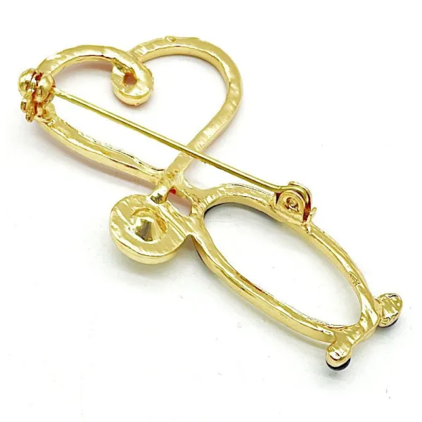 Broche dorée Fantaisie Stéthoscope avec Coeur Médecin sertie de Strass