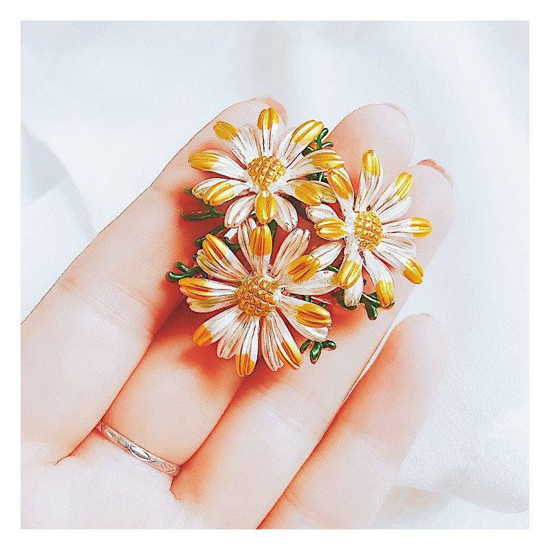 Golden brooch Fantasy 3 Daisies