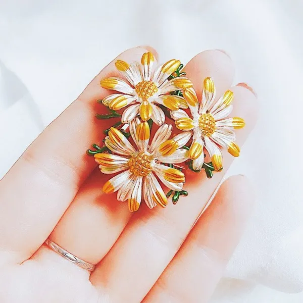 Golden brooch Fantasy 3 Daisies