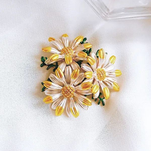 Golden brooch Fantasy 3 Daisies