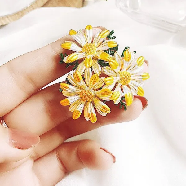 Golden brooch Fantasy 3 Daisies