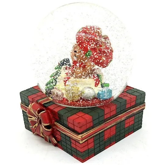 Große Schneekugel mit Teddybär und Geschenken