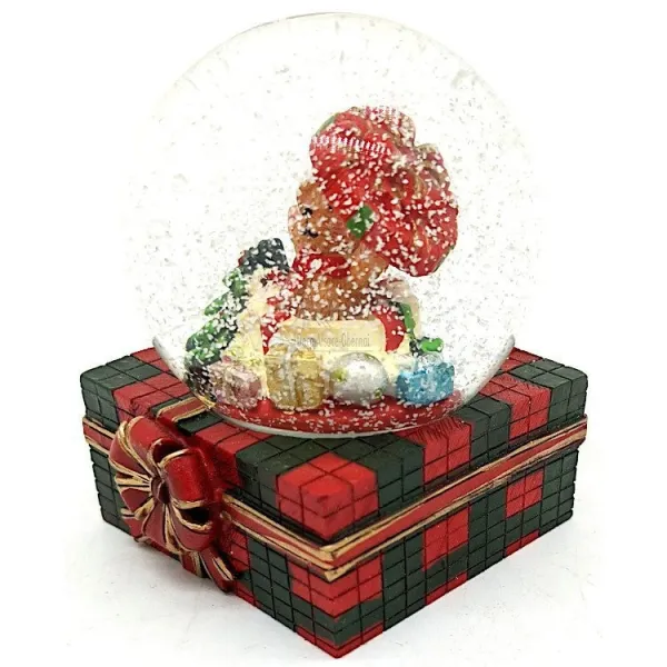 Große Schneekugel mit Teddybär und Geschenken