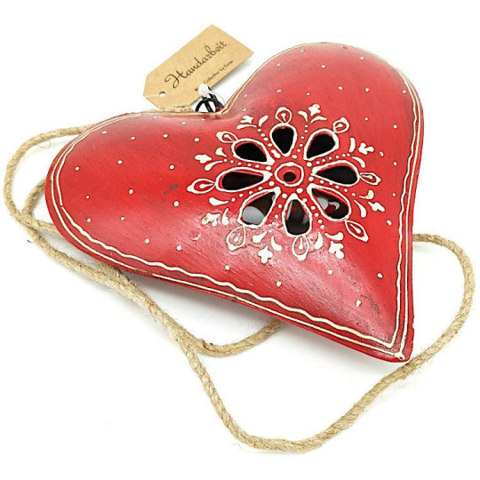 Coeur en métal rouge avec centre ajouré décor fait main