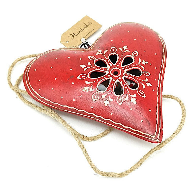 Coeur en métal rouge avec centre ajouré décor fait main