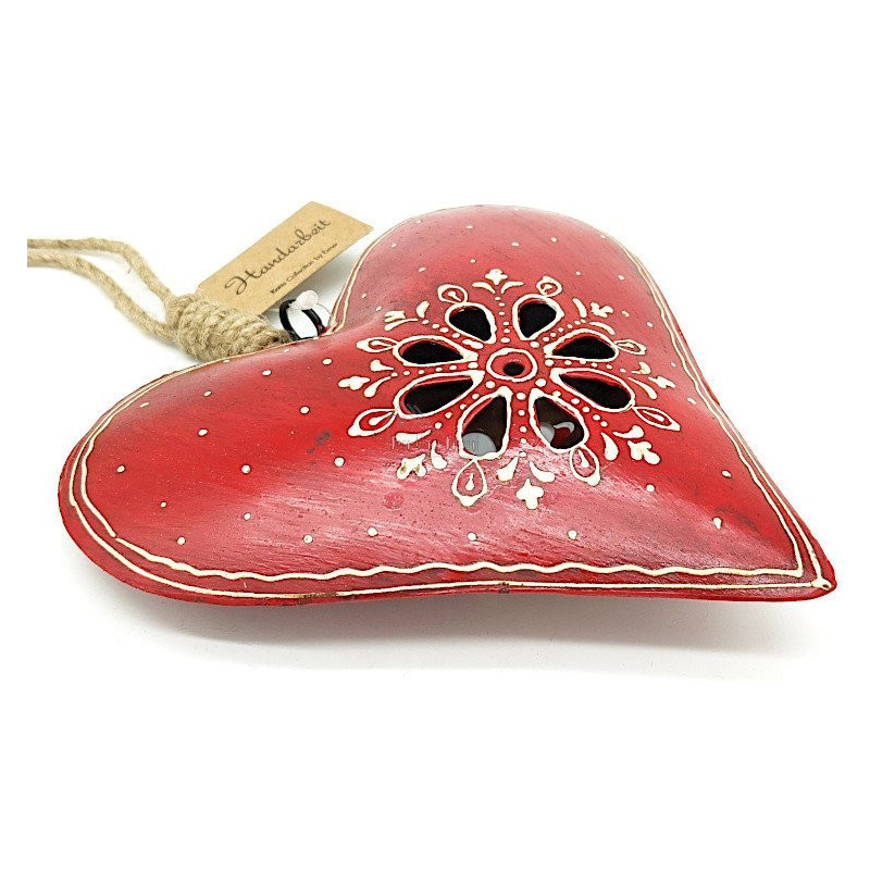 Coeur en métal rouge avec centre ajouré décor fait main