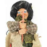 Elsässische Hexe zum Aufhängen mit Naturjute, Schal und Stechpalme 32 cm
