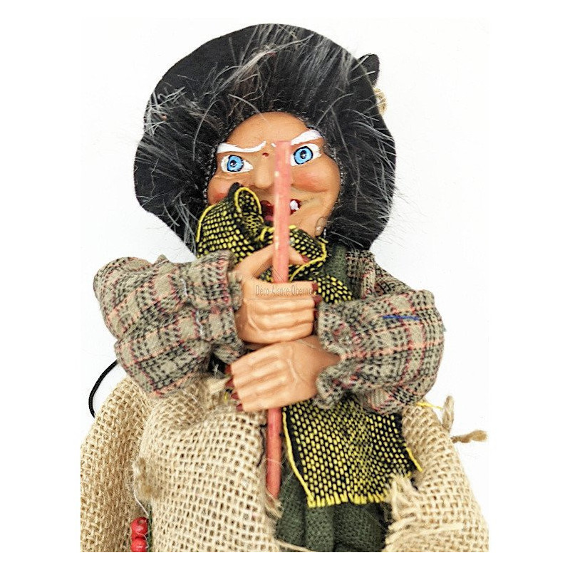 Elsässische Hexe zum Aufhängen mit Naturjute, Schal und Stechpalme 32 cm