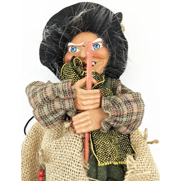Elsässische Hexe zum Aufhängen mit Naturjute, Schal und Stechpalme 32 cm