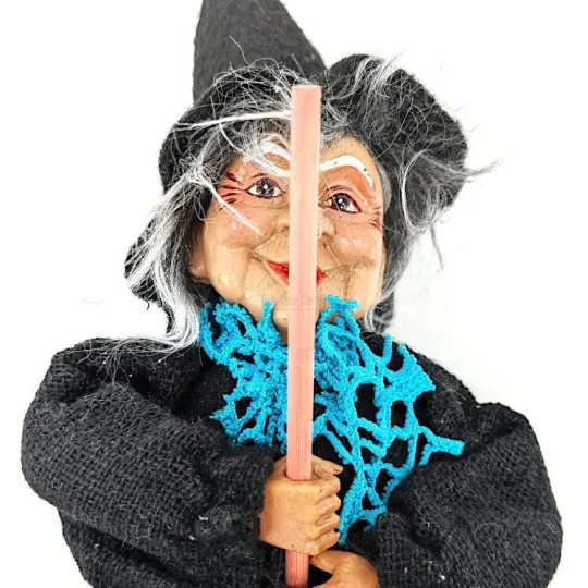 Sorcière d'Alsace à suspendre avec Gilet Noir et Franges Bleus 31 cm