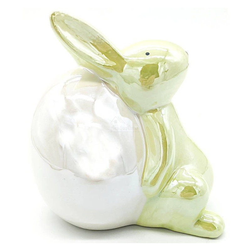 Lapin décoratif en Céramique brillante Vert assis contre un Oeuf