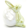 Lapin décoratif en Céramique brillante Vert assis contre un Oeuf
