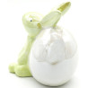 Lapin décoratif en Céramique brillante Vert assis contre un Oeuf