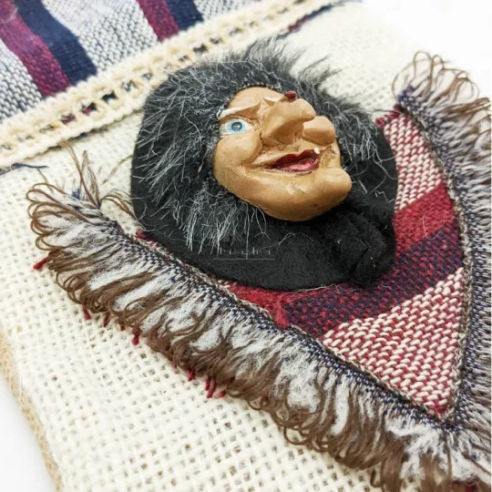 Grijze rode sok om op te hangen met Heks Elzas in reliëf