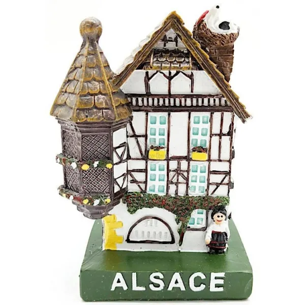 Großes weißes elsässisches Haus mit Türmchen und Kunstharzstorch