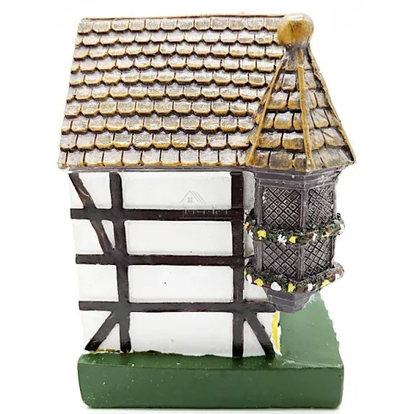 Großes weißes elsässisches Haus mit Türmchen und Kunstharzstorch