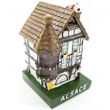 Großes weißes elsässisches Haus mit Türmchen und Kunstharzstorch