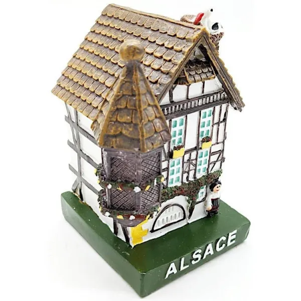 Großes weißes elsässisches Haus mit Türmchen und Kunstharzstorch