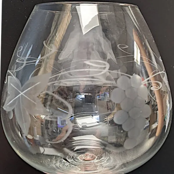 Cognacglas Graved Weinreben und Weintrauben