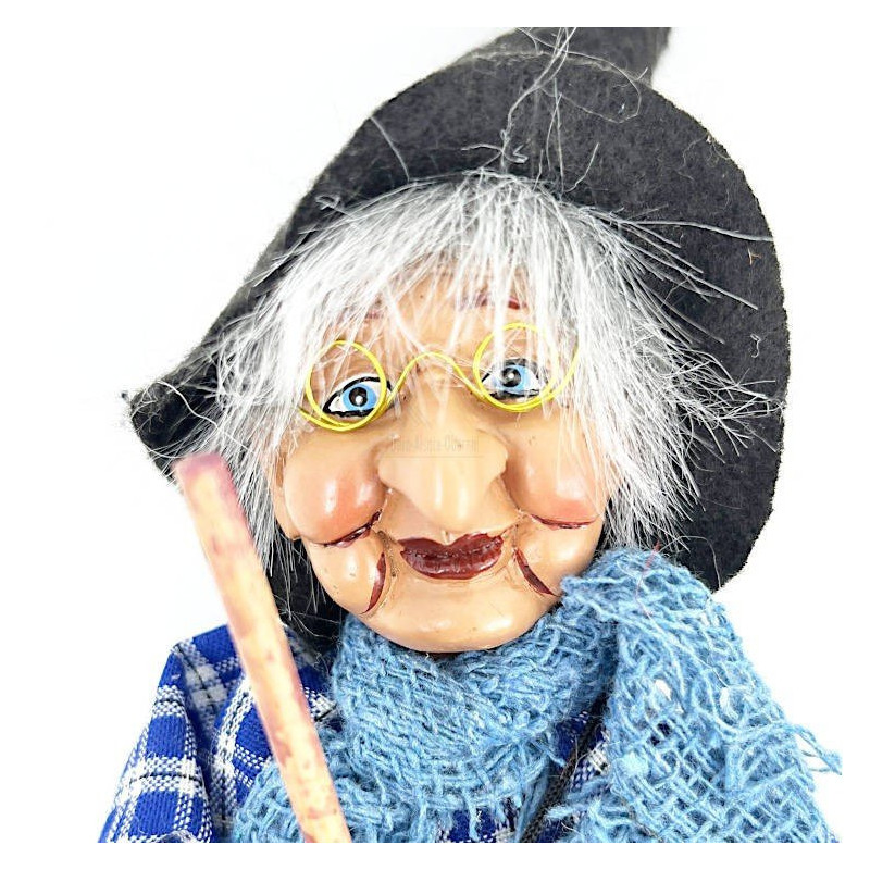 Sorcière d'Alsace à suspendre avec Lunette et robe quadrillée bleue 30 cm