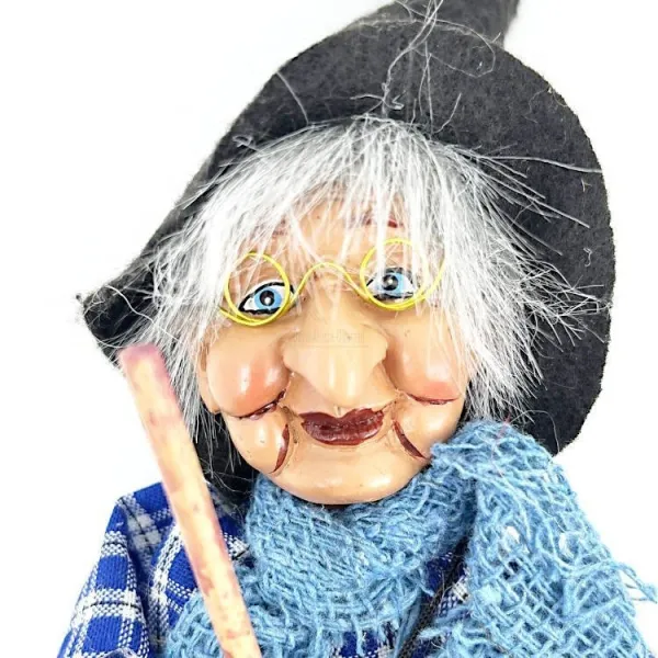 Hexe aus dem Elsass zum Aufhängen mit Brille und blau kariertem Kleid 30 cm