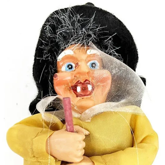 Sorcière d'Alsace à suspendre avec robe satinée écru 18 cm