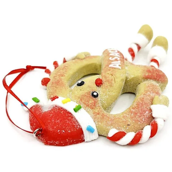 Hängende Lebkuchen-Brezel mit roter Schürze und Schleife