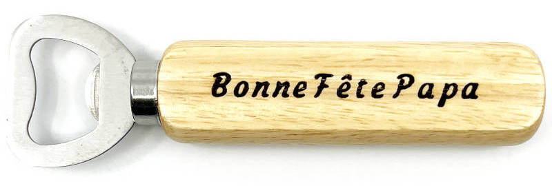 Lasergravur mit Bonne Fête Papa auf einem hölzernen Flaschenöffner